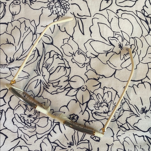 Tory Burch Cream with gold accents Oversized Sunglasses with case & cloth - Picture 6 of 15